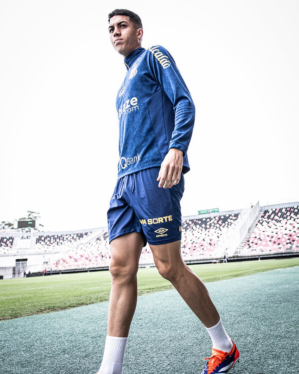 Jair durante treino do Santos na Arena Joinville — Foto: Raul Baretta/ Santos