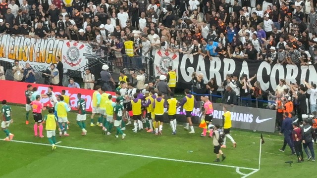 Confusão após gol de Flaco López em Corinthians x Palmeiras na Neo Química Arena