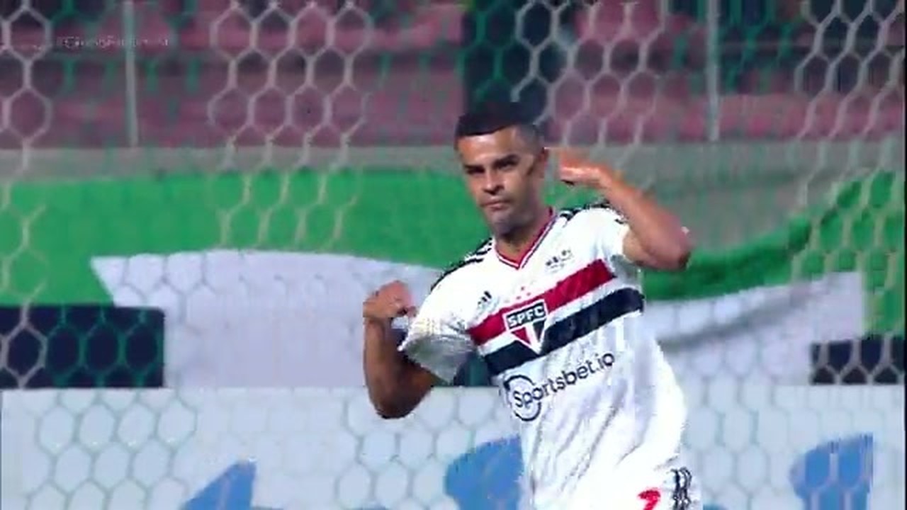 São Paulo vence fora de casa e chega a dez jogos sem perder com Dorival
