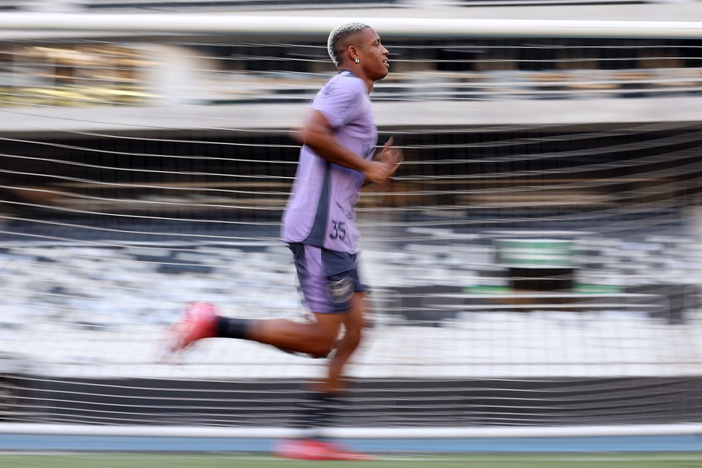 Danilo correndo em recuperação de dores musculares — Foto: Vitor Silva / Botafogo