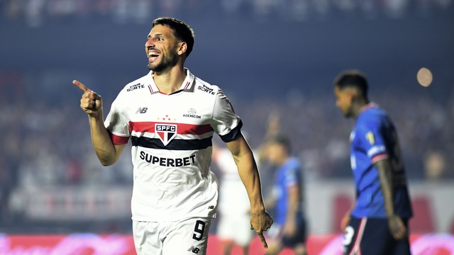 Calleri comemora gol em São Paulo x Nacional