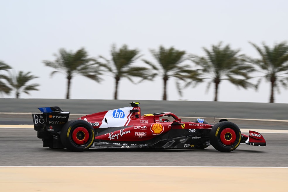 Lewis Hamilton em testes de pré-temporada da F1 2025 no Bahrein — Foto: Clive Mason/Getty Images