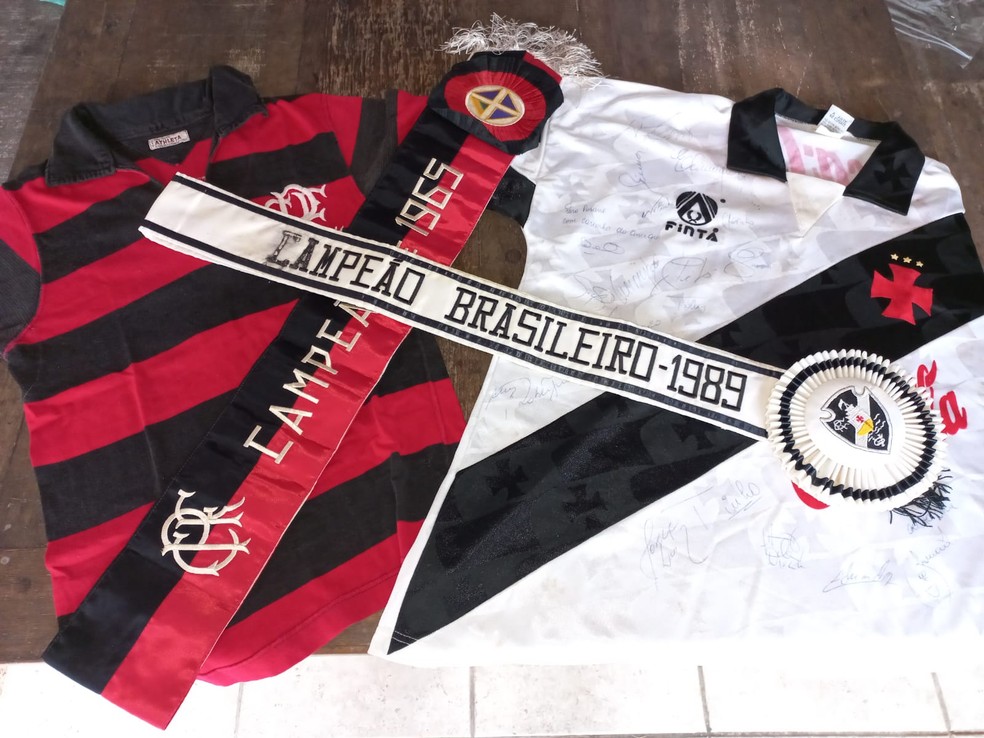 Caixa de recorda&ccedil;&otilde;es de Nelsinho Rosa, campe&atilde;o por Fla e Vasco. A camisa vasca&iacute;na &eacute; da &uacute;ltima passagem de Nelsinho como t&eacute;cnico do Vasco &mdash; Foto: Raphael Zarko
