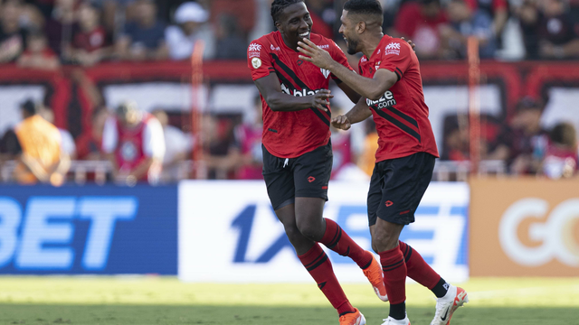 Hurtado comemora gol do Atlético-GO