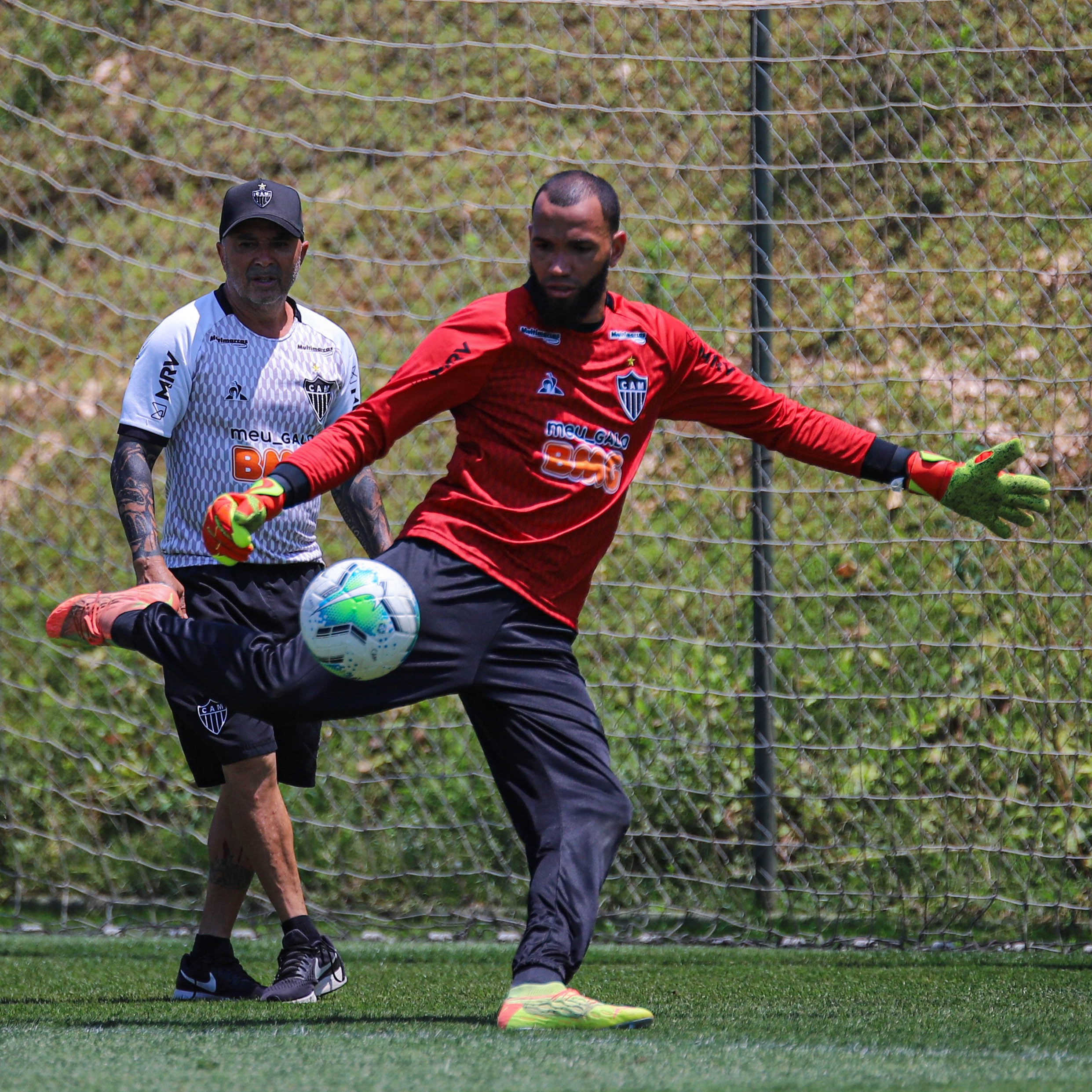 Ídolo do Atlético-MG, Everson reencontra Sampaoli, pivô de chegada do goleiro ao clube