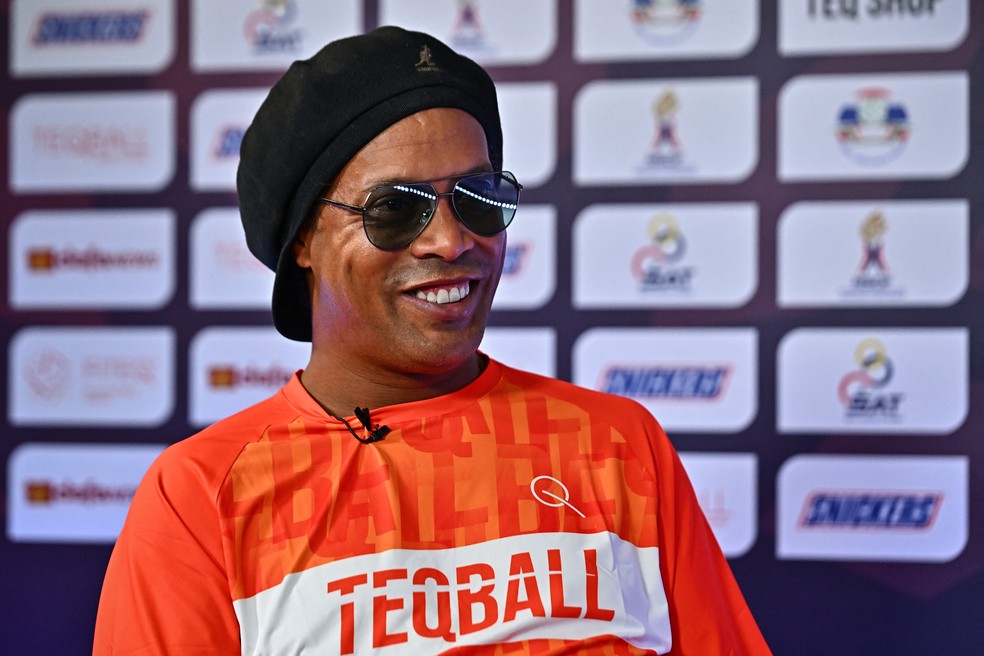 Ronaldinho Gaúcho, em evento de Teqball na Tailândia — Foto: Lillian SUWANRUMPHA / AFP