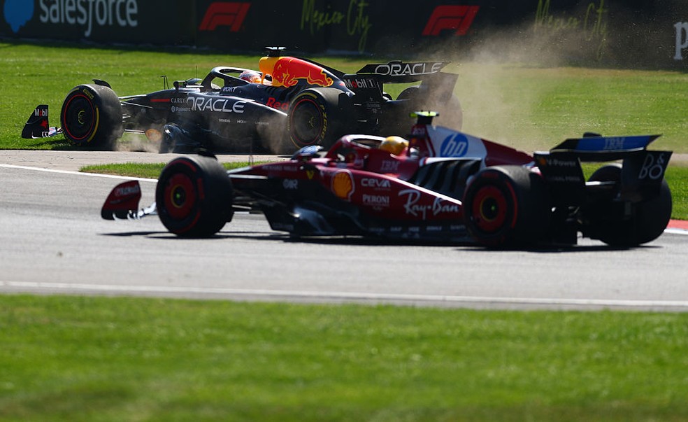 Verstappen sai da pista em disputa com Hamilton no México — Foto: Bryn Lennon - Formula 1/Formula 1 via Getty Images