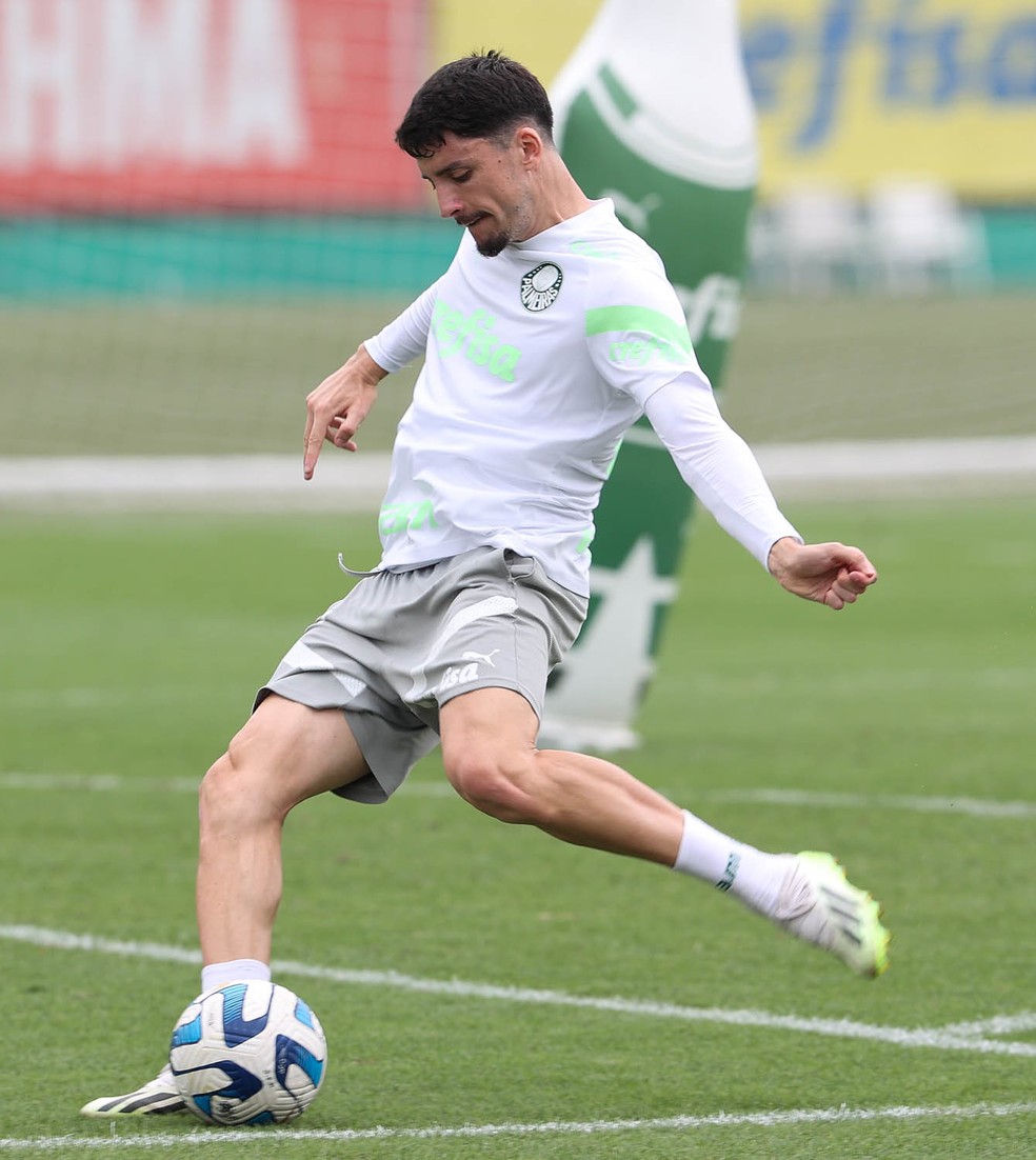 Piquerez no treino do Palmeiras nesta terça — Foto: Cesar Greco/Palmeiras