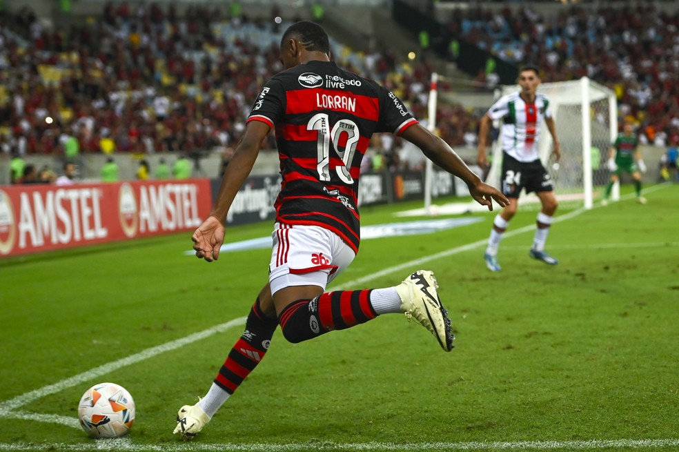 Lorran cobra escanteio que resultou no gol de Léo Ortiz em Flamengo x Palestino — Foto: Marcelo Cortes/Flamengo