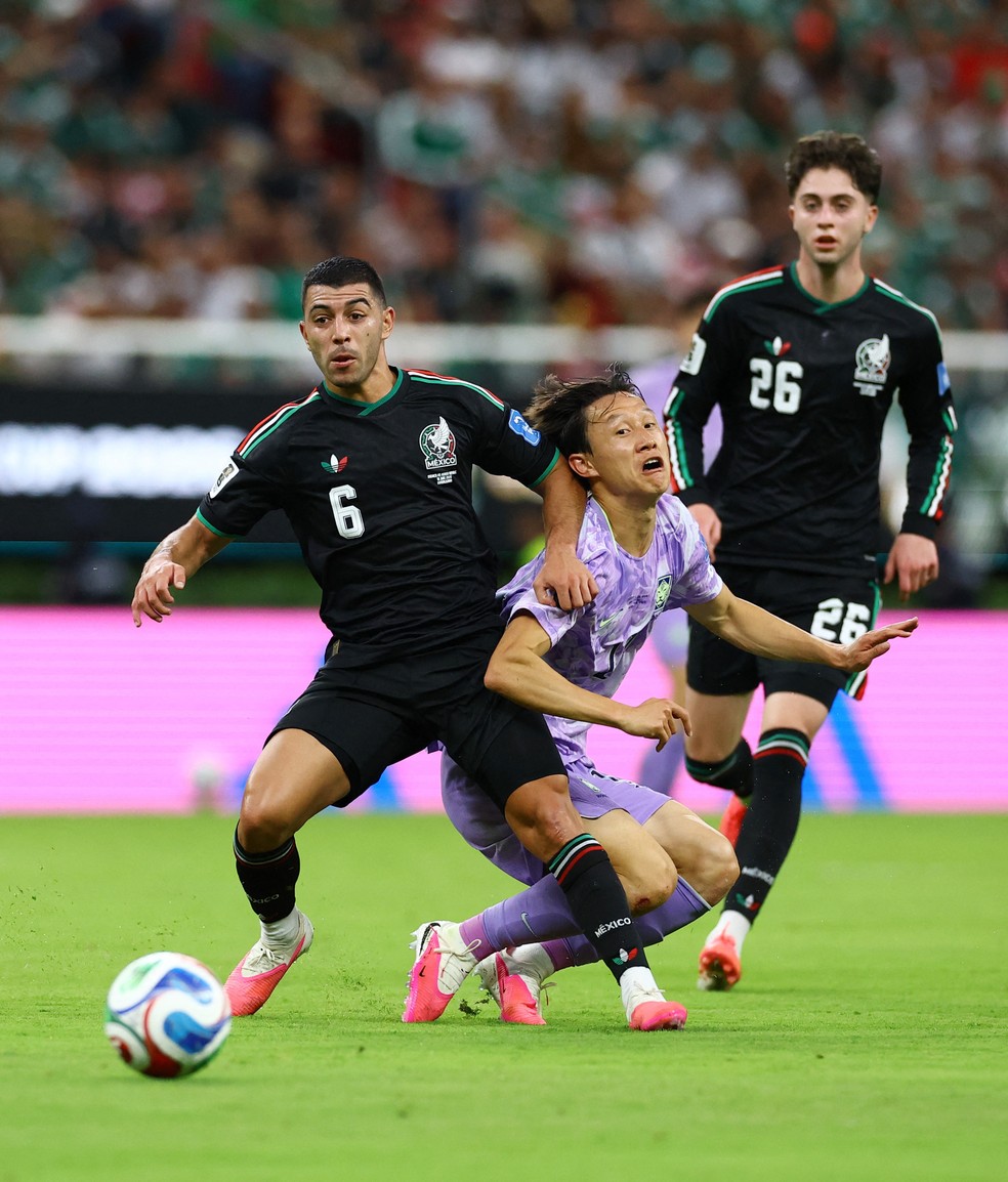 Erik Lira e Lee Jae-sung em México x Coreia do Sul — México classificado