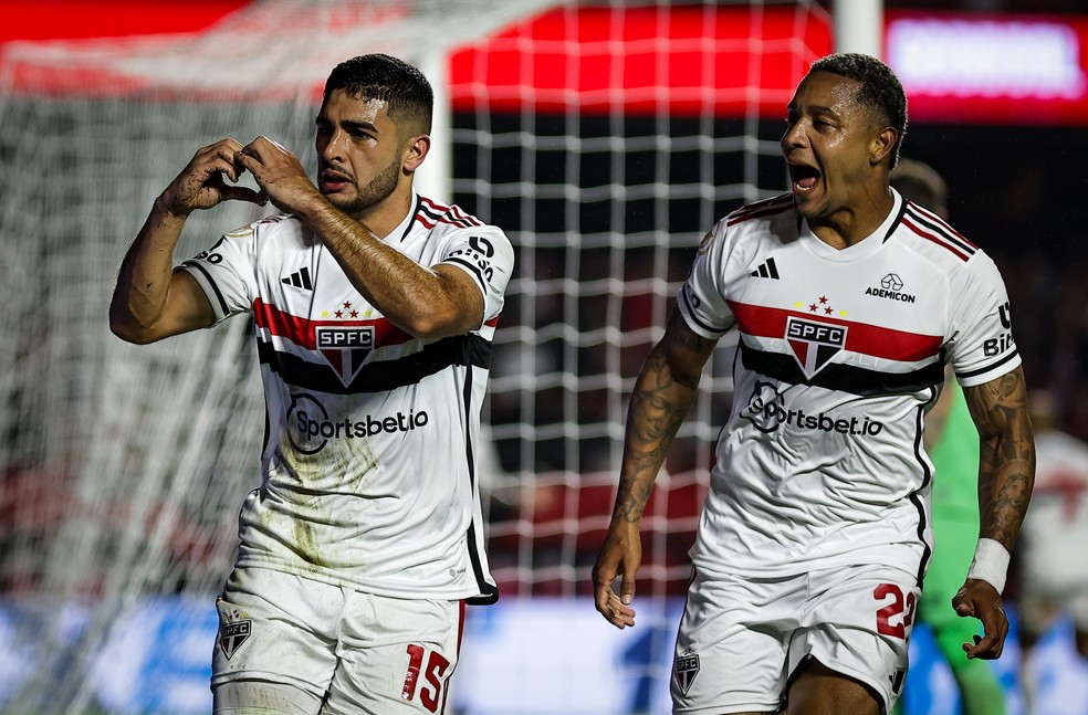 Michel Araújo comemora gol do São Paulo com David contra o Grêmio Campeonato Brasileiro — Foto: Fabio Giannelli/AGIF