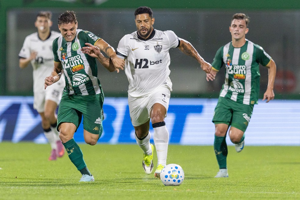 Athletico vence Chapecoense por 4 a 1 e assume terceiro lugar no Brasileirão