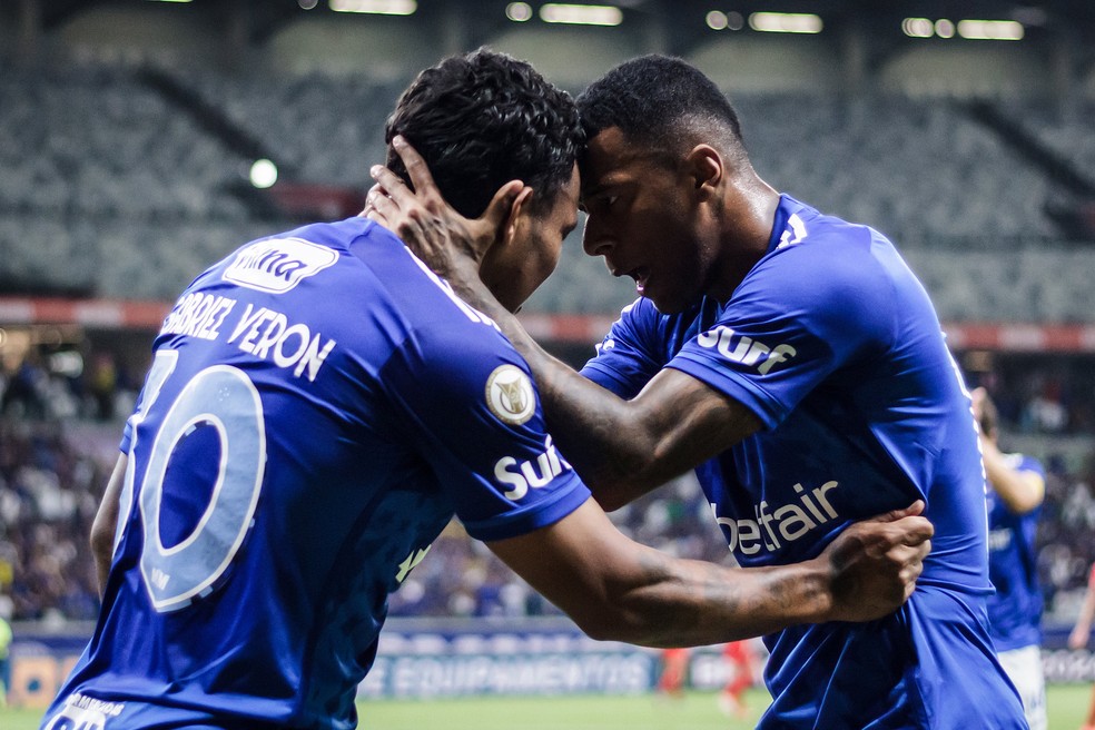 Gabriel Veron e Arthur Gomes em ação pelo Cruzeiro