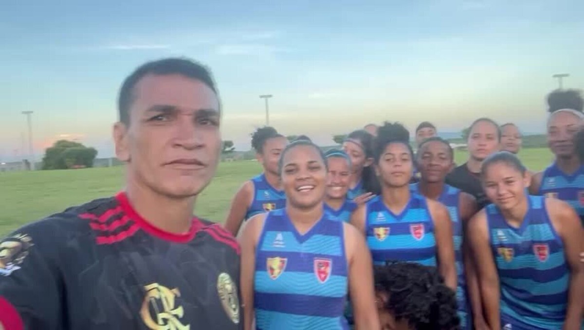 Ídolo do Flamengo faz rifa solidária para ajudar time feminino de futebol
