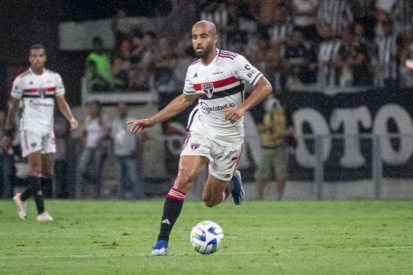 Exames descartam lesão grave, mas Lucas é dúvida no São Paulo para jogo com Flamengo