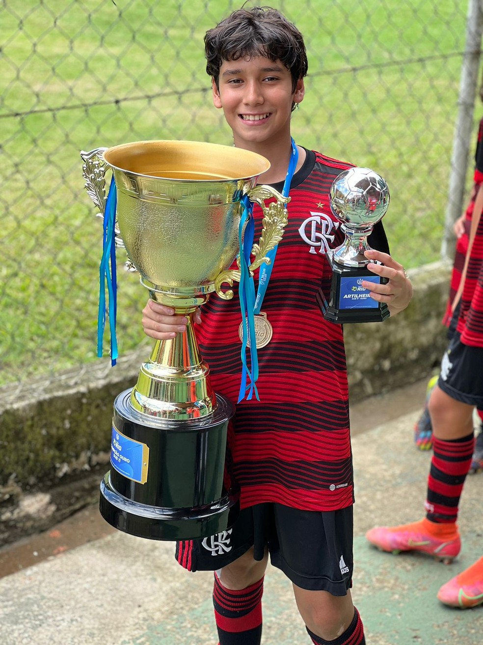 O filho da dona Marilene comemora o título da Taça da Liga dos