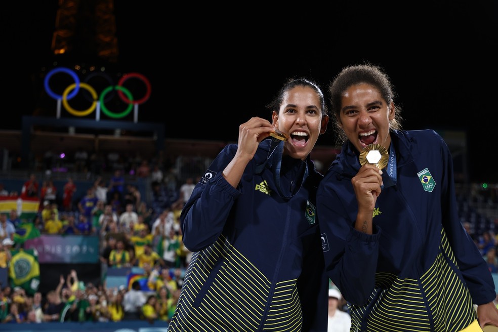Ana Patrícia e Duda com a medalha de ouro — Foto: Luiza Moraes/COB.