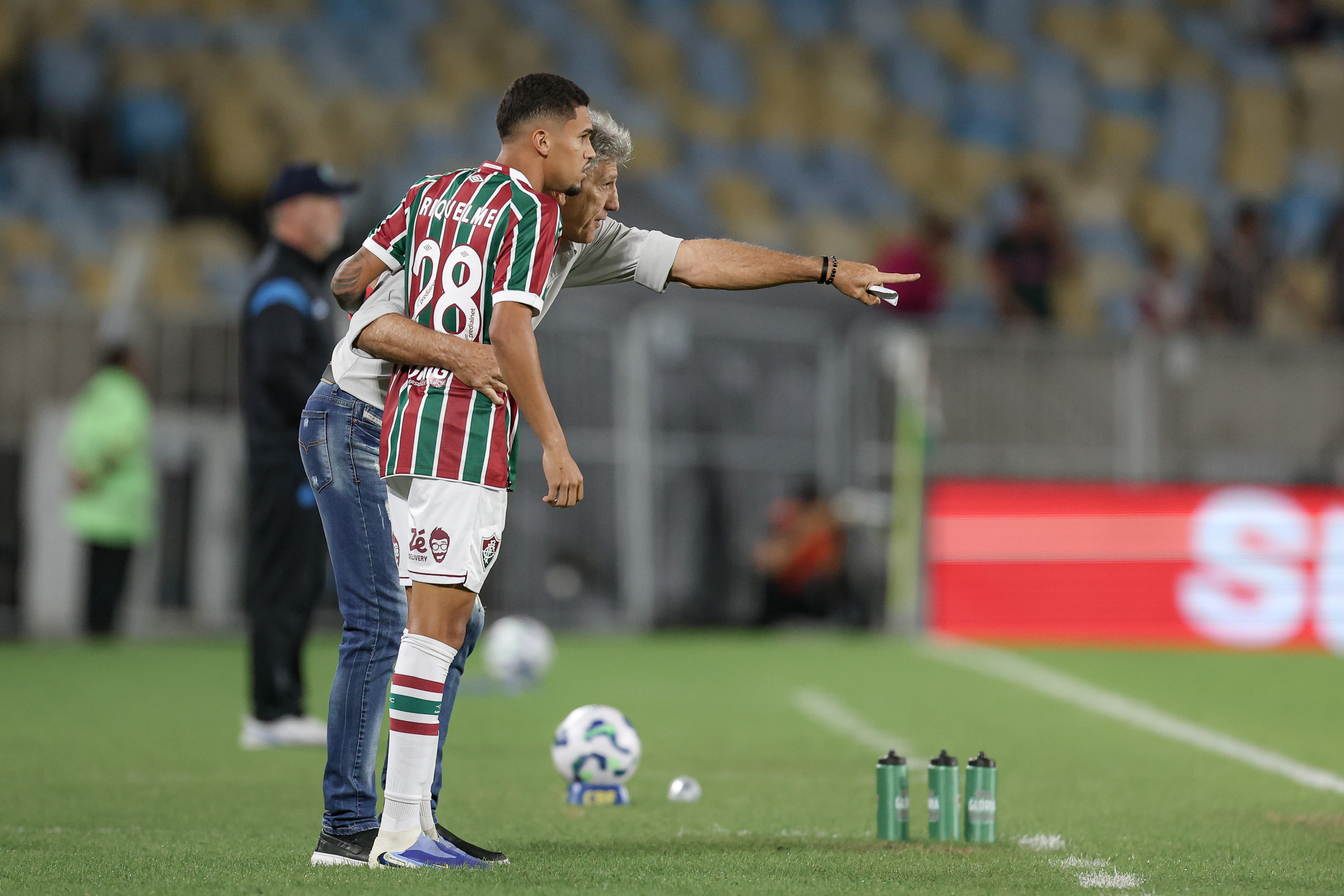 Fluminense encaminha renovação de contrato com Riquelme Felipe