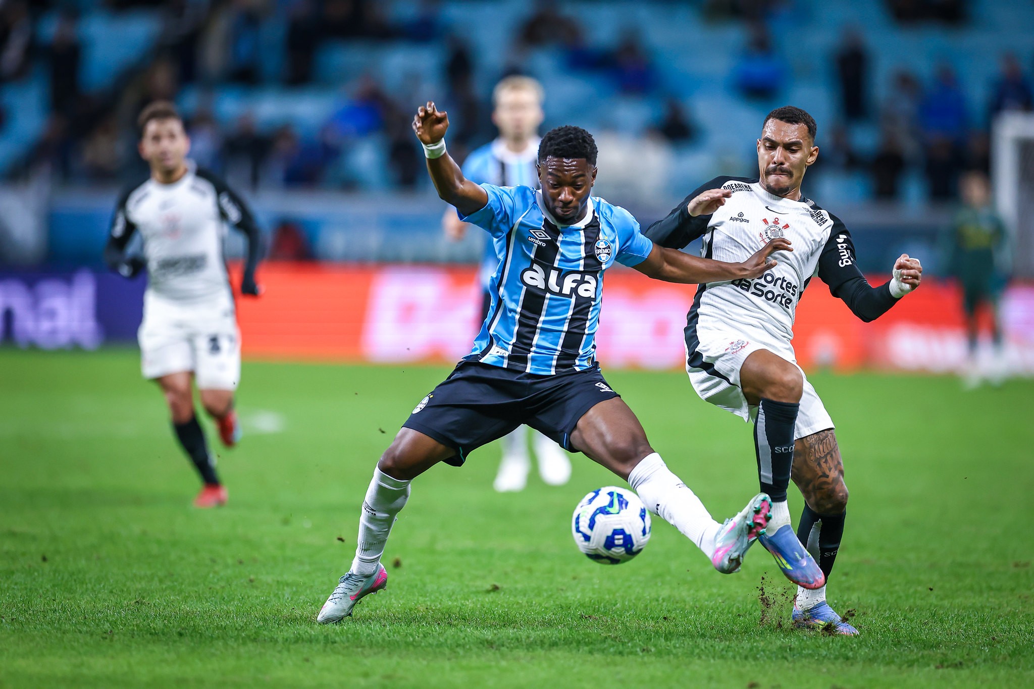 Problemas físicos e boato de separação marcam início de Amuzu no Grêmio