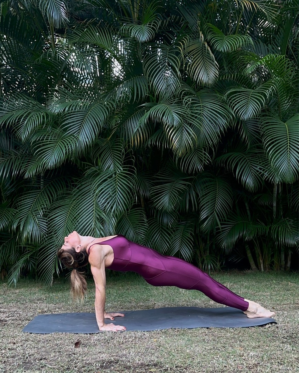 Mulher magra exercitando asana em pé praticando prancha lateral dupla com  perna levantada um para o outro conceito de ioga parceiro