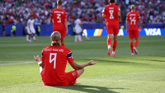 Haaland comemora gol da Noruega com meditação