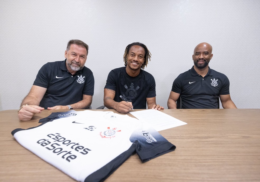 Carrillo renova contrato com o Corinthians até o fim de 2026 — Foto: Rodrigo Coca/Agência Corinthians