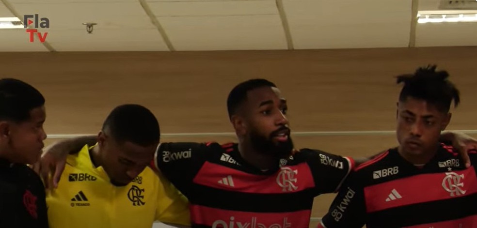 Gerson faz discurso nos bastidores de Corinthians x Flamengo — Foto: Reprodução