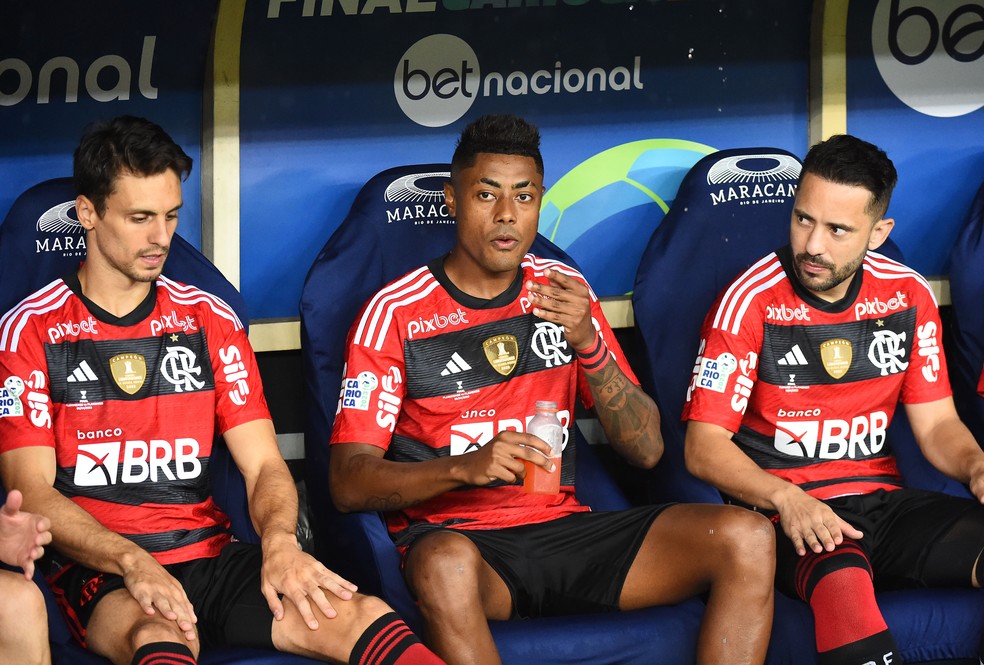 Bruno Henrique, Rodrigo Caio e Éverton Ribeiro no banco: rotina com Sampaoli — Foto: André Durão/ge