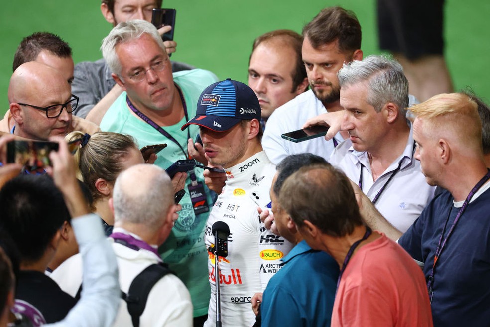Max Verstappen d&aacute; "entrevista coletiva" sobre a classifica&ccedil;&atilde;o do GP de Singapura de 2024 fora da sala de imprensa da F1 &mdash; Foto: Morgan Hancock/NurPhoto via Getty Images