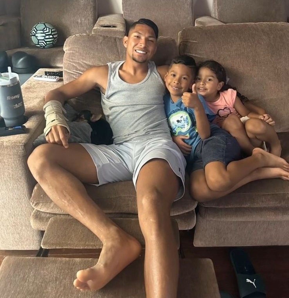 Rony, do Palmeiras, publica foto com a família após fraturar o braço — Foto: Reprodução/Instagram