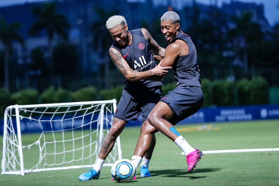 Fora de amistoso do PSG Neymar tem mais um dia de treinos ao lado