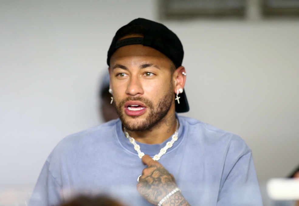 Neymar, nas tribunas da Vila Belmiro, em Santos x Bragantino — Foto: Mauricio De Souza/AGIF