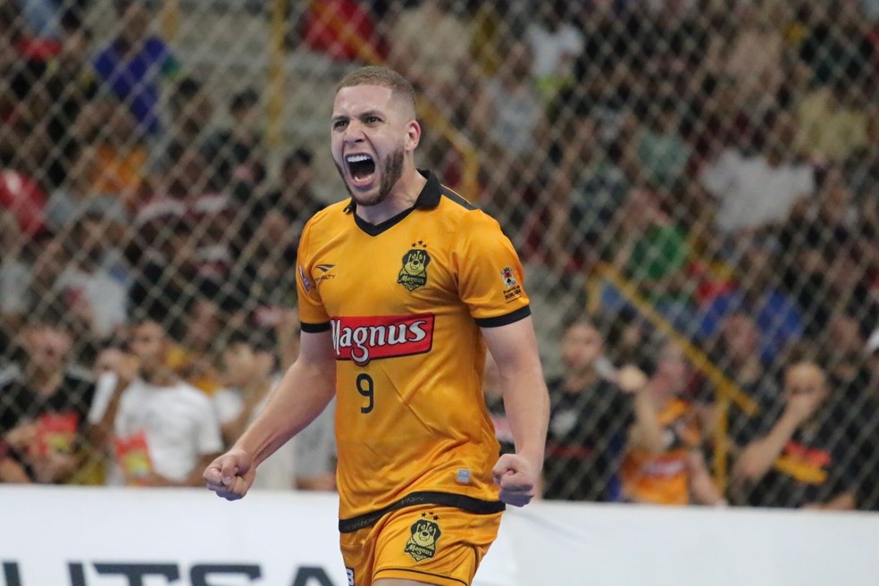 Charuto comemora gol do Sorocaba contra o Corinthians, pela semifinal do Paulista e Futsal