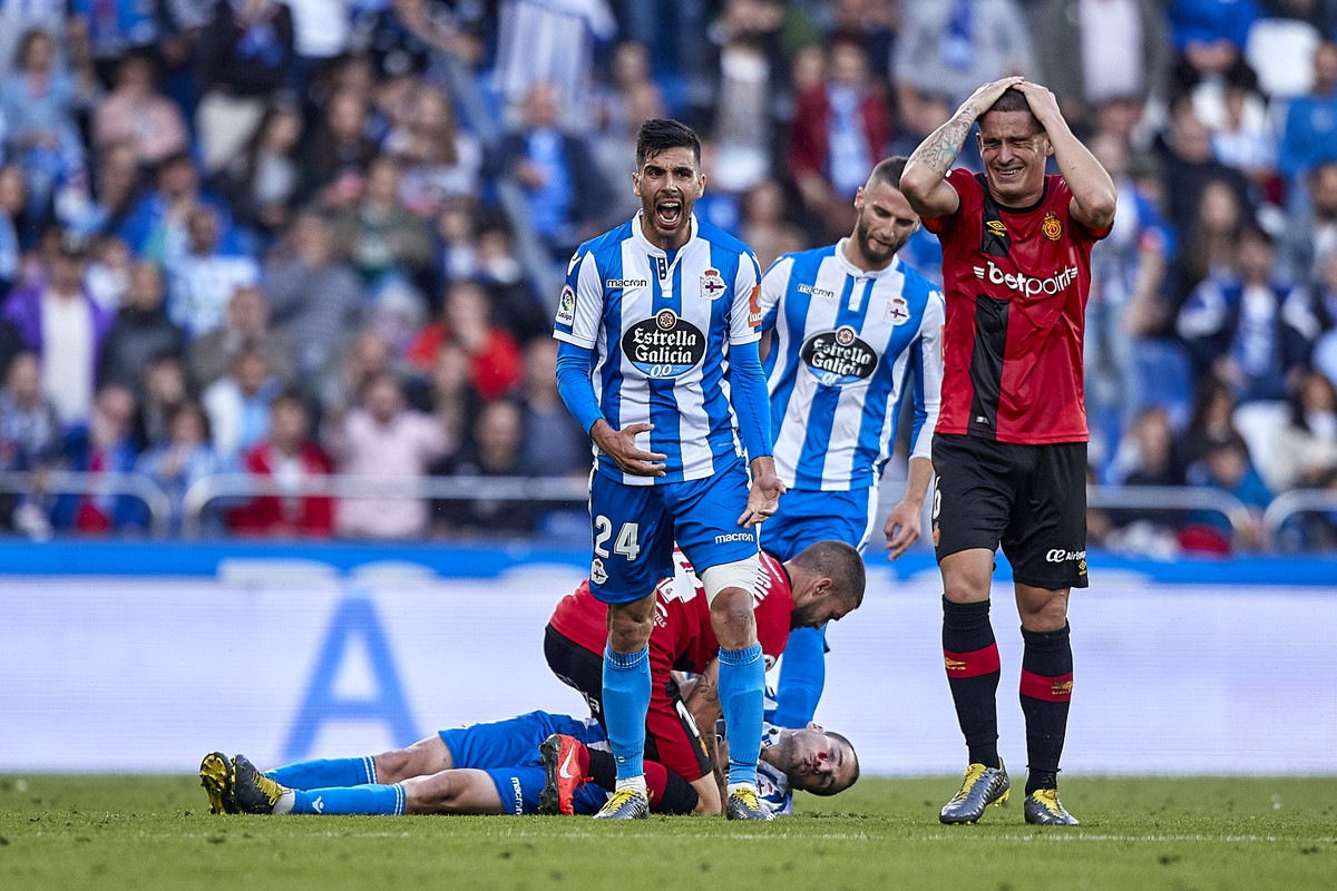 Deportivo La Coruña sai na frente por vaga na elite em jogo marcado por
