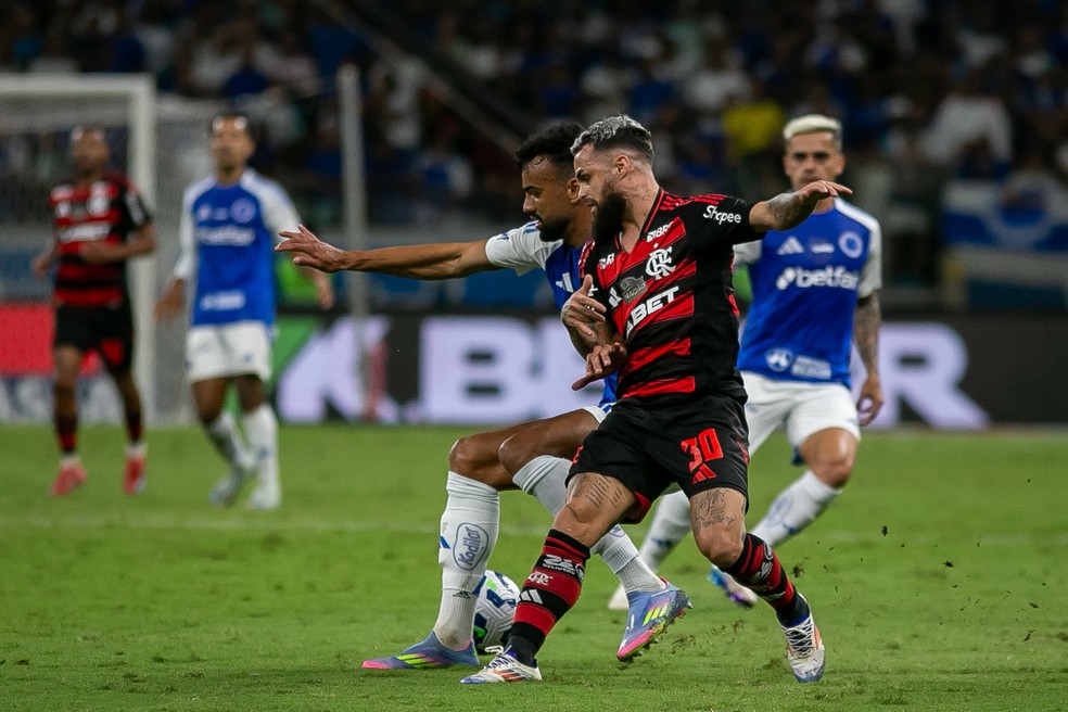 Michael é desarmado por Fabrício Bruno em Cruzeiro x Flamengo — Foto: Fernando Moreno / AGIF