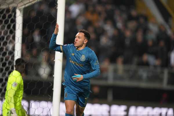 Pepê alcança marca de 300 jogos como profissional no futebol.