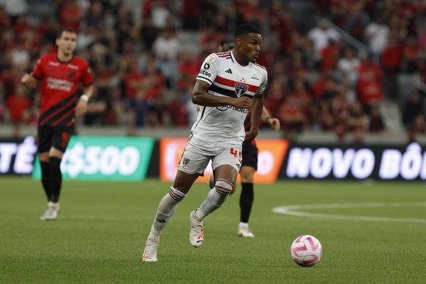 Suspensões de Rafinha abrem espaço para Nathan ser testado no São Paulo