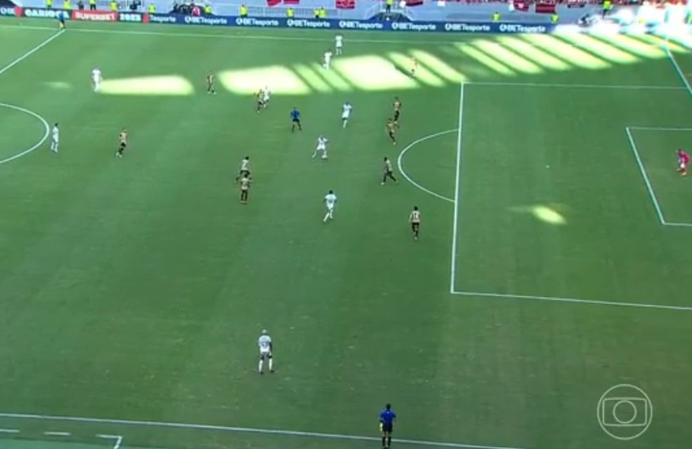 Movimentação ofensiva do Flamengo contra o Volta Redonda — Foto: Reprodução / TV Globo