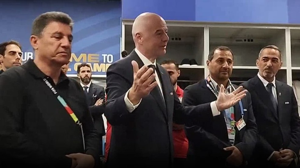 Infantino no vestiário do Irã