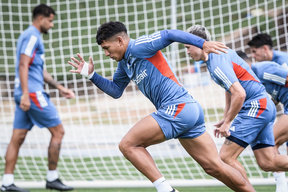 Lucas Romero em treino do Cruzeiro — Foto: Gustavo Aleixo/Cruzeiro