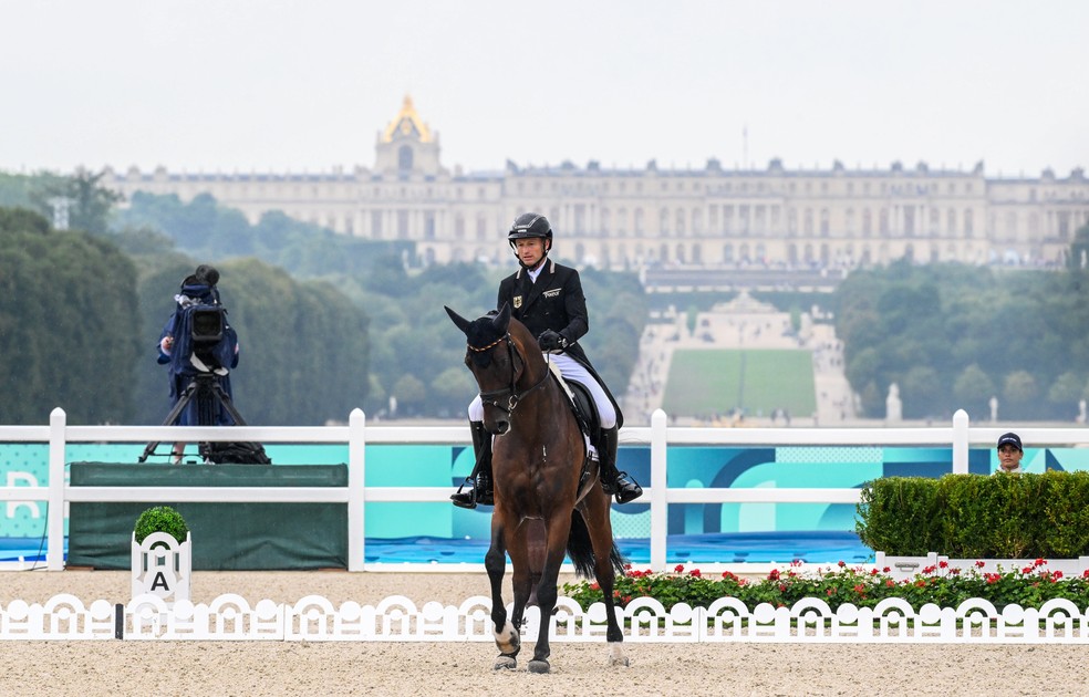 Cavaleiro alemão Michael Jung com o imponente Palácio de Versalhes ao fundo — Foto: Stephen McCarthy/Sportsfile via Getty Images