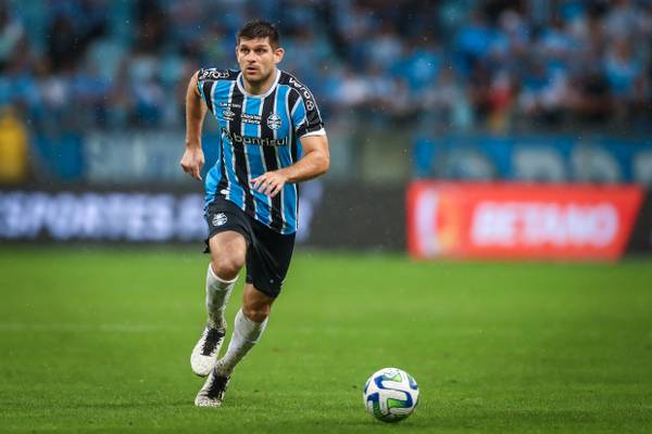 Kannemann não tem lesão confirmada, mas é preservado em treino do Grêmio antes da folga