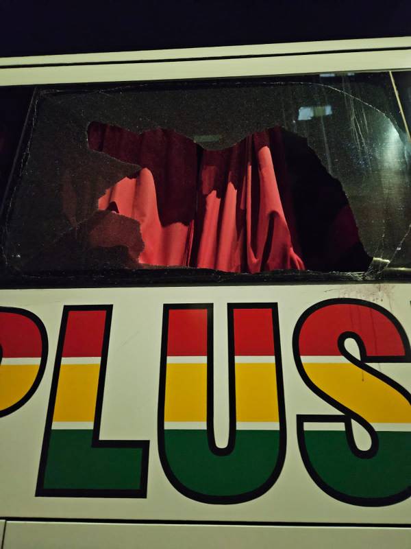 Ônibus de torcedores do Palmeiras são apedrejados nos arredores da Bombonera; veja fotos