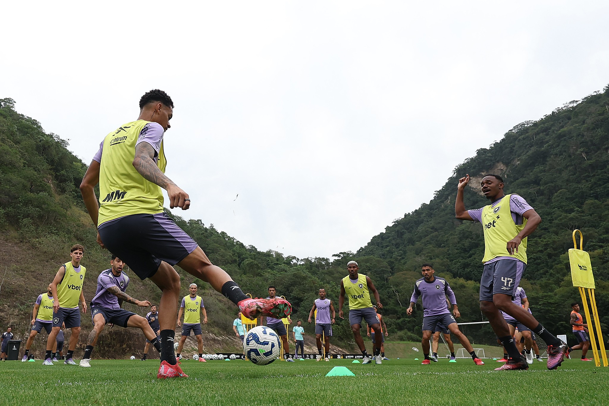 Escalação do Botafogo: com Artur de volta, time terá força máxima contra o Bragantino