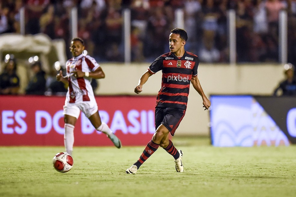 Matheus Gonçalves em ação pelo Flamengo contra o Bangu — Foto: Marcelo Cortes / CRF