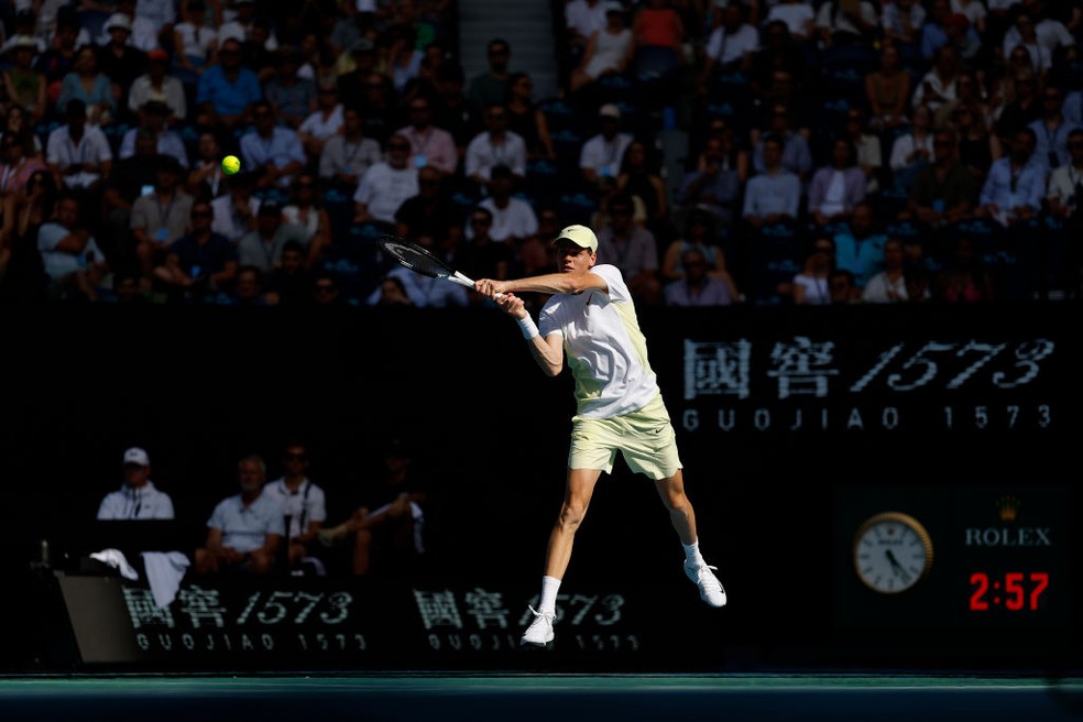Sinner sai do chão em ponto na partida contra Rune — Foto: Darrian Traynor/Getty Images