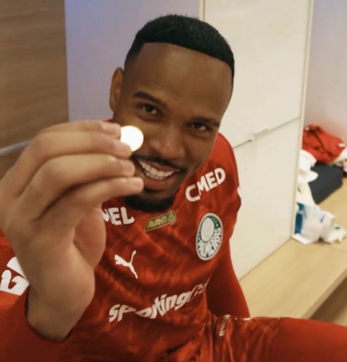 Carlos Miguel revela superstição: moeda encontrada no gramado traz sorte na vitória do Palmeiras