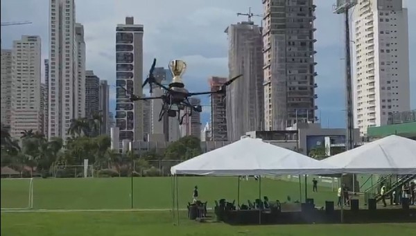 Troféu do Campeonato Goiano fica amassado após cair de drone e será substituído