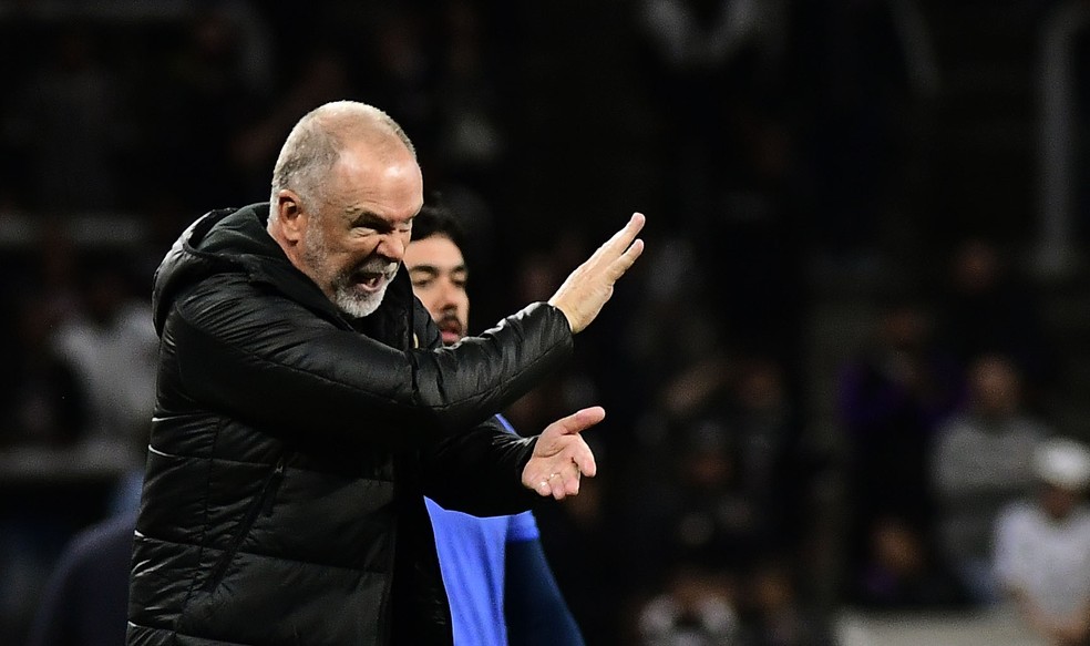 Mano Menezes, técnico do Corinthians, no jogo contra o Bahia — Foto: Marcos Ribolli