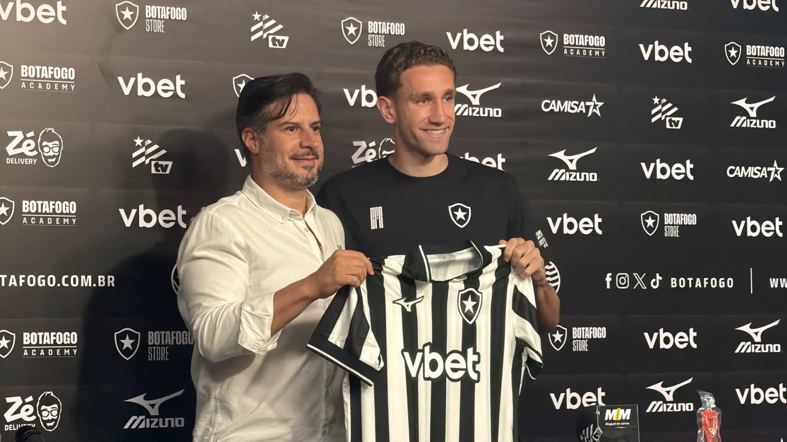 Botafogo apresenta Arthur Chaves como novo reforço